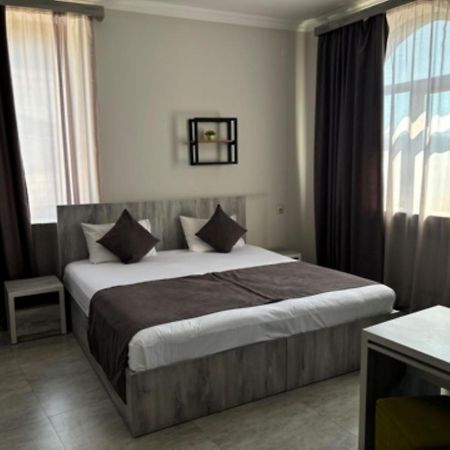 Hotel Menua Єреван Екстер'єр фото