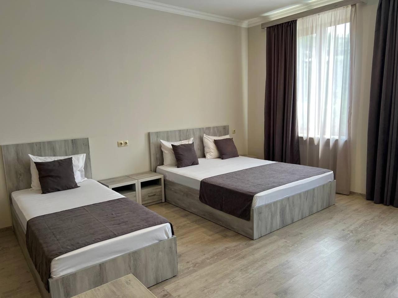 Hotel Menua Єреван Екстер'єр фото