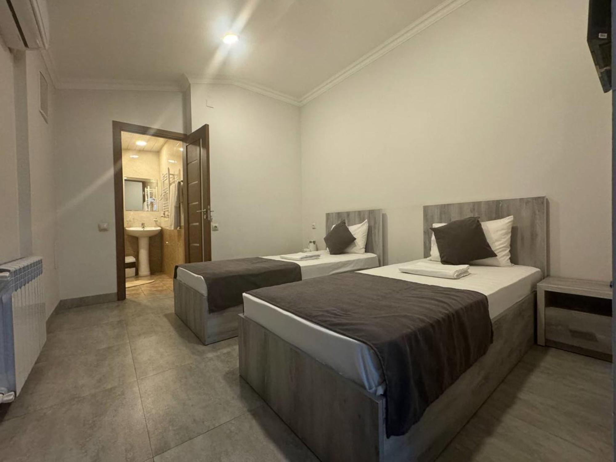 Hotel Menua Єреван Екстер'єр фото